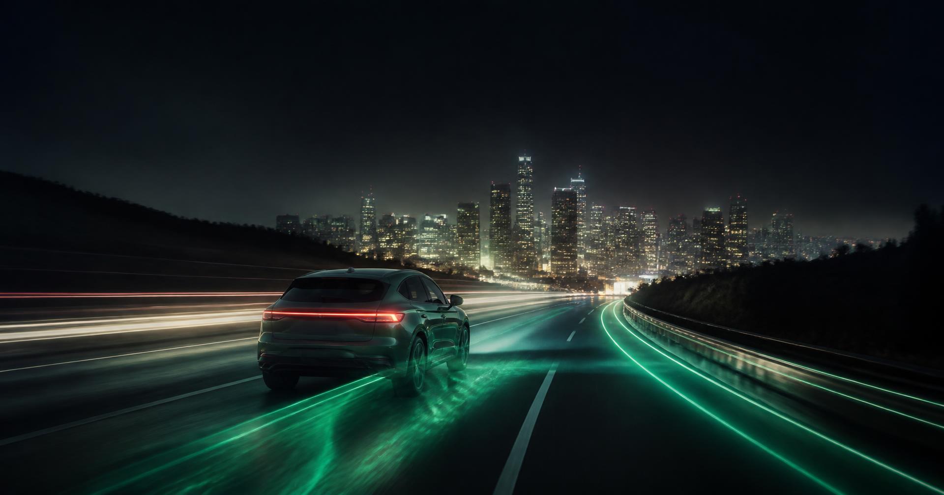 Veículo elétrico em uma rodovia à noite em direção a uma cidade iluminada